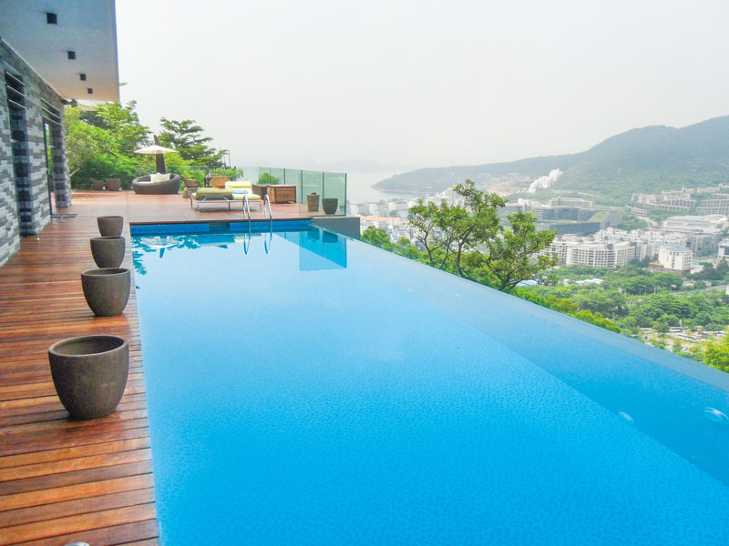 别墅游泳池设计怎么适配私家庭院布局？