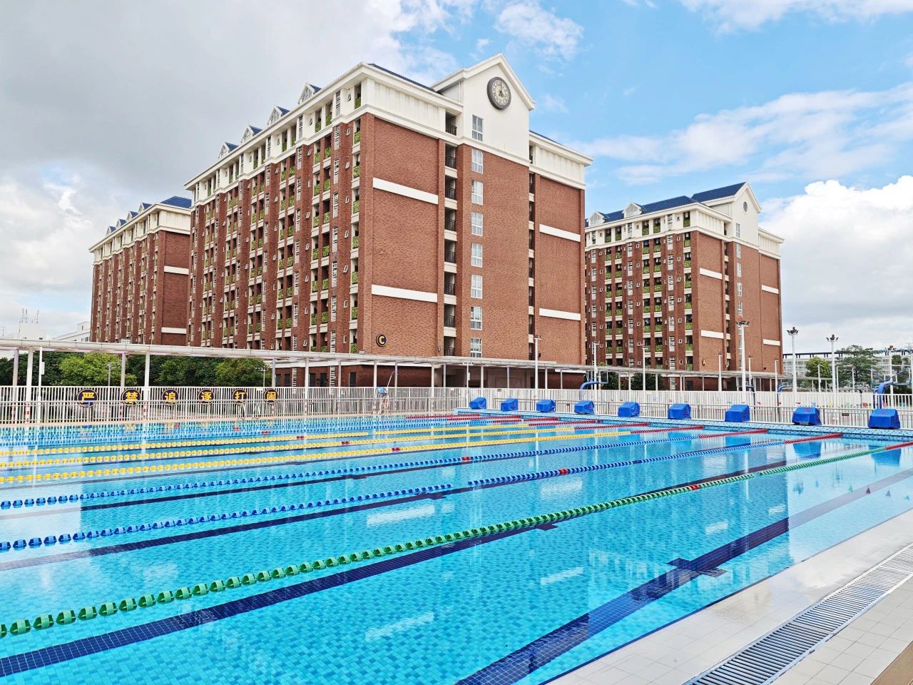 游泳池水底吸尘器,泳池水底吸尘器,游泳池吸污机,泳池吸尘器